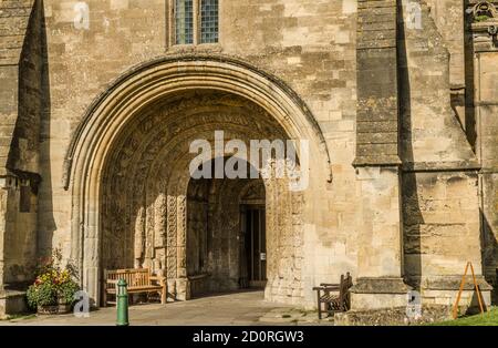 Die Eingangstür zur Malmesbury Abbey in Wiltshire England Stockfoto