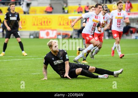 Regensburg, Deutschland. Oktober 2020. Philipp Hofmann (KSC) rutscht beim Elfmeterstoß weg, beim Elfmeterstoß. GES/Fußball/2. Bundesliga: SSV Jahn Regensburg - Karlsruher SC - Mannschaft, 03.10.2020 Fußball: 2. Bundesliga: SSV Jahn Regensburg vs Karlsruher SC, Regensburg, 3. Oktober 2020 Quelle: dpa/Alamy Live News Stockfoto