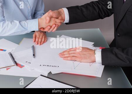 Geschäftsmann schüttelt Partner Hand nach erfolgreichen Verhandlungen. Stockfoto