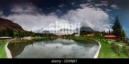 Der untere Kachura-See, auch bekannt als Shangrila-See, befindet sich im Dorf Kachura in der Stadt Skardu in einer Höhe von 2,500 Metern. Stockfoto