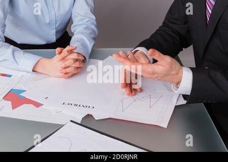 Geschäftspartner besprechen die Finanzdiagramme des zukünftigen Vertrags. Stockfoto