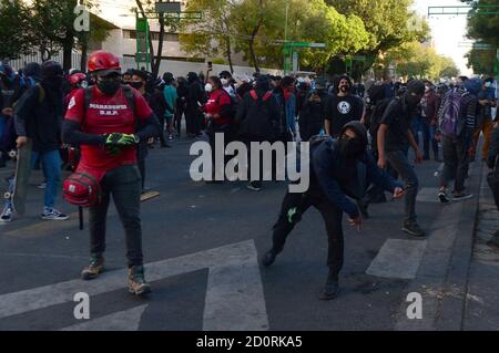 Nicht exklusiv: MEXIKO-STADT, MEXIKO - 2. OKTOBER: Ein Anarchist nimmt an Unruhen Teil, um des 52. Jahrestages des Massakers an Studenten zu gedenken Stockfoto