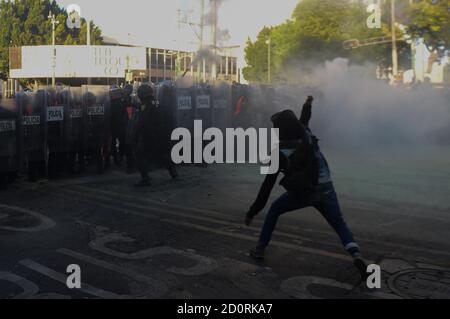 Nicht exklusiv: MEXIKO-STADT, MEXIKO - 2. OKTOBER: Ein Anarchist nimmt an Unruhen Teil, um des 52. Jahrestages des Massakers an Studenten zu gedenken Stockfoto