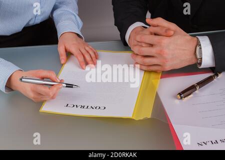 Geschäftsleute, die einen Vertrag diskutieren. Stockfoto