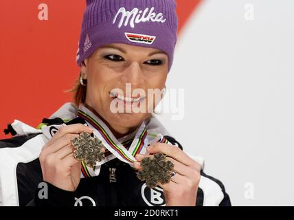 Maria Riesch Deutschlands posiert mit ihrem Super-G und Abfahrt Bronzemedaillen nach der Frauen Abfahrt bei der alpinen Ski-WM in Garmisch-Partenkirchen 13. Februar 2011.           REUTERS/Dominic Ebenbichler (Deutschland - Tags: SPORT, Skifahren)