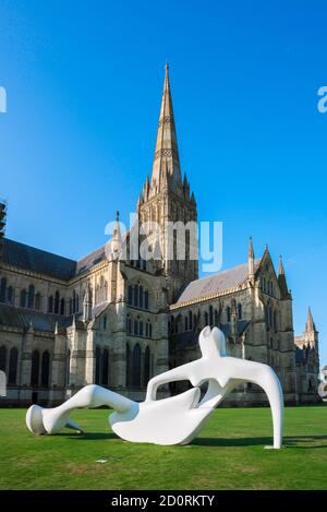 Henry Moore Skulptur, Ansicht von Large Reclining Figure (1983) von Henry Moore auf dem Gelände der Salisbury Cathedral, Wiltshire, England, Großbritannien Stockfoto