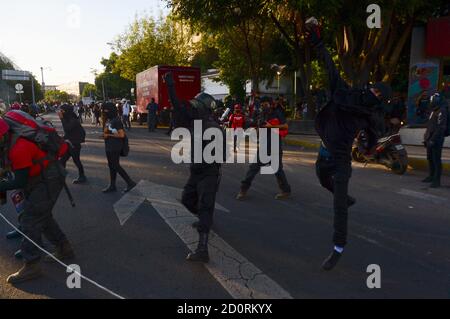 Nicht exklusiv: MEXIKO-STADT, MEXIKO - 2. OKTOBER: Ein Anarchist nimmt an Unruhen Teil, um des 52. Jahrestages des Massakers an Studenten zu gedenken Stockfoto