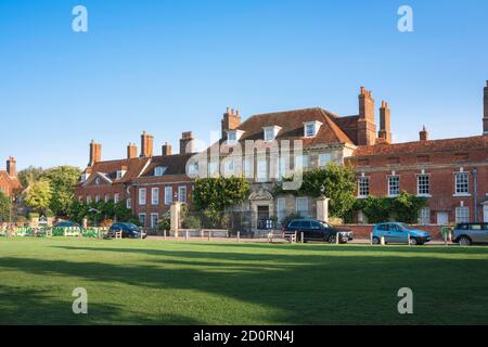 Mompesson House Salisbury, Blick im Sommer auf das Mompesson House, ein Queen Anne-Gebäude aus dem 18. Jahrhundert, das vom National Trust, Salisbury, Wiltshire, verwaltet wird Stockfoto