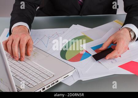 Geschäftsmann tippt im Büro auf dem Laptop. Stockfoto