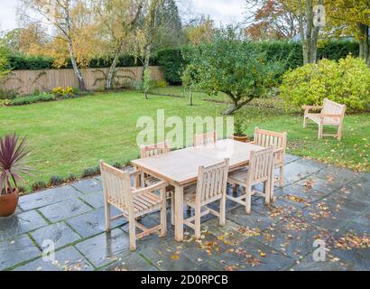 Großer Garten in Großbritannien im Herbst mit Holzmöbeln Eine Gartenterrasse Stockfoto