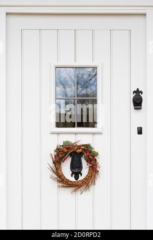 Aus weiß, offwhite, grau, grau Holz lackiert Haustür mit Bleiglas und Weihnachtsgirlande, UK Stockfoto