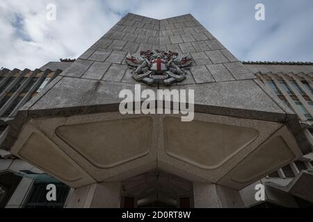 Westflügel der Guildhall mit dem Wappen der City of London, London, Vereinigtes Königreich Stockfoto