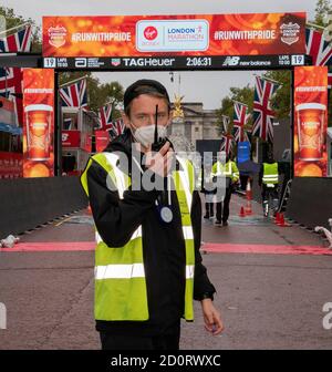 Ben Craddock, Senior Operations Manager bei London Marathon Events, und die operativen Mitarbeiter arbeiten bei schlechtem Wetter daran, die letzten Vorbereitungen für den historischen, ausschließlich Elite-Marathon Virgin Money London, der am Sonntag, 4. Oktober 2020, auf einem geschlossenen Rundkurs rund um den St James's Park im Zentrum von London stattfindet, abzuschließen. Stockfoto