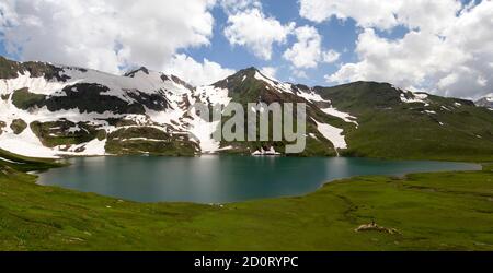Der Dudipatsar-See, auch als Dudipat-See bekannt, ist ein See, der von schneebedeckten Gipfeln im Lulusar-Dudipatsar-Nationalpark umgeben ist. Der See liegt im Norden Stockfoto