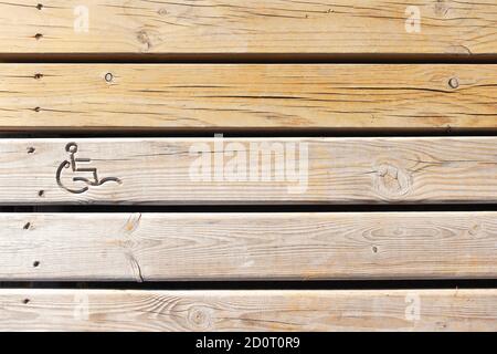 Rollstuhlgerechtes Strandschild auf Holzrampe am Strand Stockfoto