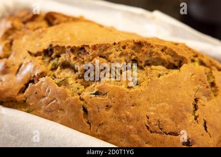 Zucchini (Zucchini) Laib Kuchen Nahaufnahme (nach dem Backen) Stockfoto