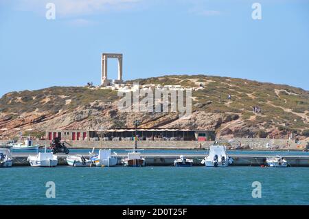 Touristen am Tempel von Apollo Arch, Naxos Insel, Kykladen, Griechenland Naxos, Griechenland eine griechische Kykladen Insel Stockfoto