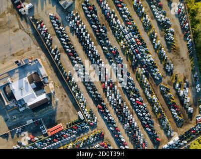 Top Luftaufnahme der Auto-Auktion viele gebrauchte Auto-Parkplatz in einem Parkplatz verteilt geparkt. Stockfoto