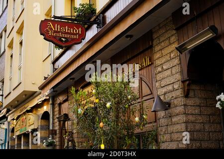 Rustikales Äußeres des Altstadt Restaurants im beliebten Touristenviertel der Düsseldorfer Altstadt mit Ostereier-Dekoration. Stockfoto