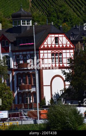 Uferpromenade von Bullay an der Mosel Stockfoto