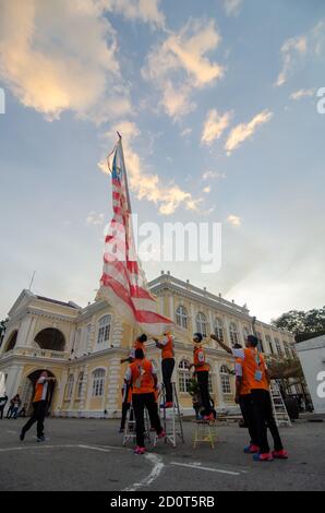 Georgetown, Penang/Malaysia - 15 2020. Feb: Chingay in Malaysia Flagge auftreten auf der Straße. Stockfoto