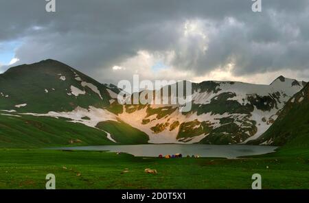 Der Dudipatsar-See, auch als Dudipat-See bekannt, ist ein See, der von schneebedeckten Gipfeln im Lulusar-Dudipatsar-Nationalpark umgeben ist. Der See liegt im Norden Stockfoto