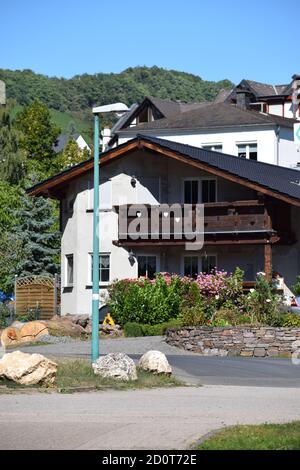 Uferpromenade von Bullay an der Mosel Stockfoto