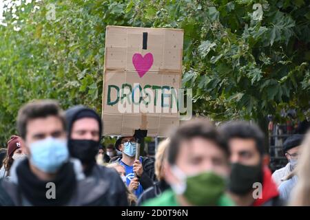 Konstanz, Deutschland. Oktober 2020. In einer Demonstrationsprozession laufen die Menschen am Ufer des Bodensees entlang. Die Demonstranten protestierten gegen die Einhaltung der Corona-Maßnahmen. Am Nachmittag wollen sich viele Menschen rund um den Bodensee in einer sogenannten Friedens-Menschenkette vereinen, die durch Deutschland, Österreich, Liechtenstein und die Schweiz führen wird. Quelle: Felix Kästle/dpa/Alamy Live News Stockfoto