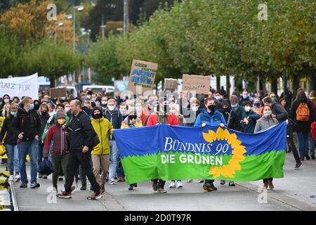 Konstanz, Deutschland. Oktober 2020. In einer Demonstrationsprozession laufen die Menschen am Ufer des Bodensees entlang. Die Demonstranten protestierten gegen die Einhaltung der Corona-Maßnahmen. Am Nachmittag wollen sich viele Menschen rund um den Bodensee in einer sogenannten Friedenskette vereinen, die durch Deutschland, Österreich, Liechtenstein und die Schweiz führen wird. Quelle: Felix Kästle/dpa/Alamy Live News Stockfoto