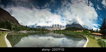 Der untere Kachura-See, auch bekannt als Shangrila-See, befindet sich im Dorf Kachura in der Stadt Skardu in einer Höhe von 2,500 Metern. Stockfoto
