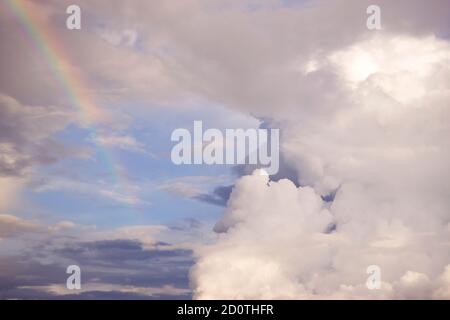 Küssen Wolken am Abendhimmel mit Regenbogen nach Regen Ein einzigartiger Moment Stockfoto