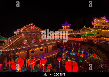 Georgetown, Penang/Malaysia - 20 2020. Feb: KEK Lok Si Tempel leuchten mit farbenfroher Laterne bei Nacht. Stockfoto