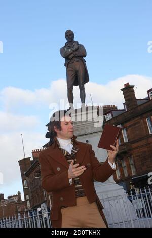 Ayr, Scotland , 08 Jan 2019 ein Schauspieler, der als schottischer Nationalbarddichter Robert Burns gekleidet ist, wandert durch die Straßen seiner Stadt und trifft die Öffentlichkeit, zitiert Passanten seine Gedichte und denkt an seine auld-Stadt, in der nae toun die ehrlichen Männer und bonnie Lassies übertrifft. Die Veranstaltung sollte eine zukünftige Veranstaltung veröffentlichen Robert Burns Spaziergänge rund um seine Heimatstadt Ayr. Er sah, wie er seine Werke vor seiner Statue las Stockfoto