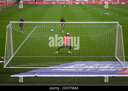 3. Oktober 2020; Riverside Stadium, Middlesbrough, Cleveland, England; English Football League Championship Football, Middlesbrough gegen Barnsley; Marcus Bettinelli vom Middlesbrough FC beim Aufwärmen Stockfoto