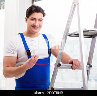 Der Auftragnehmer Vorbereitung der Änderung der Glühbirne Stockfoto