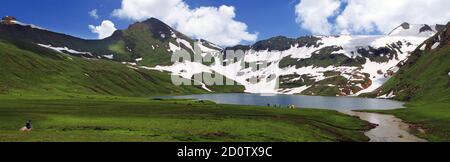 Der Dudipatsar-See, auch als Dudipat-See bekannt, ist ein See, der von schneebedeckten Gipfeln im Lulusar-Dudipatsar-Nationalpark umgeben ist. Der See liegt im Norden Stockfoto
