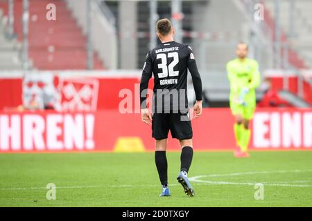 Regensburg, Deutschland. Oktober 2020. Enttäuschung nach dem Ende des Spiels bei KSC. Robin Bormuth (KSC). GES/Fußball/2. Bundesliga: SSV Jahn Regensburg - Karlsruher SC - Mannschaft, 03.10.2020 Fußball: 2. Bundesliga: SSV Jahn Regensburg vs Karlsruher SC, Regensburg, 3. Oktober 2020 Quelle: dpa/Alamy Live News Stockfoto