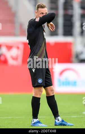 Regensburg, Deutschland. Oktober 2020. Enttäuschung nach dem Ende des Spiels bei KSC. Robin Bormuth (KSC). GES/Fußball/2. Bundesliga: SSV Jahn Regensburg - Karlsruher SC - Mannschaft, 03.10.2020 Fußball: 2. Bundesliga: SSV Jahn Regensburg vs Karlsruher SC, Regensburg, 3. Oktober 2020 Quelle: dpa/Alamy Live News Stockfoto