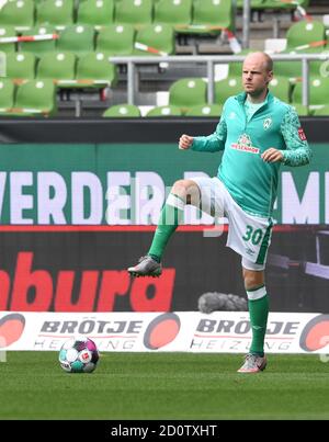 Bremen, Deutschland. Oktober 2020. Fußball: Bundesliga, Werder Bremen - Arminia Bielefeld, 3. Spieltag. Werders Davy Klaassen erwärmt sich. Kredit: Carmen Jaspersen/dpa - WICHTIGER HINWEIS: Gemäß den Bestimmungen der DFL Deutsche Fußball Liga und des DFB Deutscher Fußball-Bund ist es untersagt, im Stadion und/oder aus dem Spiel aufgenommene Aufnahmen in Form von Sequenzbildern und/oder videoähnlichen Fotoserien zu nutzen oder auszunutzen./dpa/Alamy Live News Stockfoto