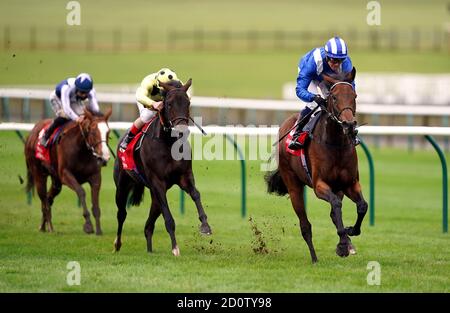 Nazeef mit Jockey Jim Crowley (rechts) auf dem Weg zum Sieg des Königreichs Bahrain Sun Chariot Stakes auf der Newmarket Racecourse, Newmarket. Stockfoto