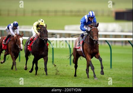 Nazeef mit Jockey Jim Crowley (rechts) auf dem Weg zum Sieg des Königreichs Bahrain Sun Chariot Stakes auf der Newmarket Racecourse, Newmarket. Stockfoto