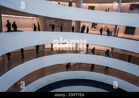New York, Vereinigte Staaten von Amerika - 8. Dezember 2019. Interieur des berühmten Guggenheim Museums in der 5th Avenue in New York City. Stockfoto