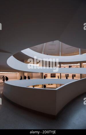 New York, Vereinigte Staaten von Amerika - 8. Dezember 2019. Interieur des berühmten Guggenheim Museums in der 5th Avenue in New York City. Stockfoto