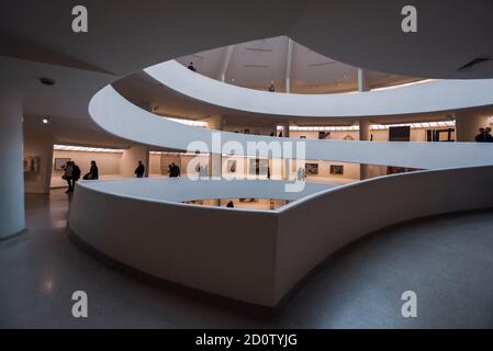 New York, Vereinigte Staaten von Amerika - 8. Dezember 2019. Interieur des berühmten Guggenheim Museums in der 5th Avenue in New York City. Stockfoto