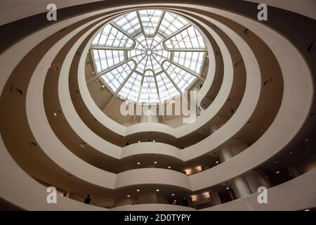 New York, Vereinigte Staaten von Amerika - 8. Dezember 2019. Das Atrium des berühmten Guggenheim Museums in der 5th Avenue in New York City. Stockfoto