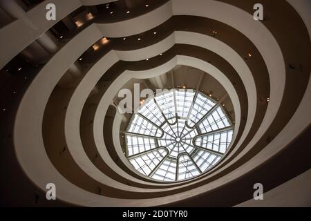 New York, Vereinigte Staaten von Amerika - 8. Dezember 2019. Das Atrium des berühmten Guggenheim Museums in der 5th Avenue in New York City. Stockfoto