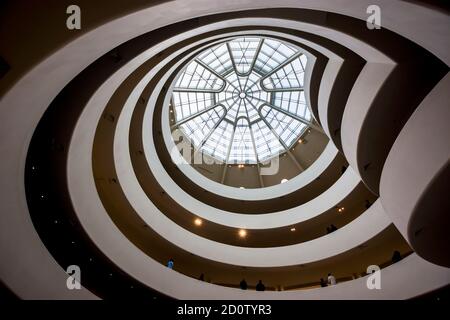 New York, Vereinigte Staaten von Amerika - 8. Dezember 2019. Das Atrium des berühmten Guggenheim Museums in der 5th Avenue in New York City. Stockfoto