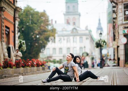 Paar posiert auf den Straßen einer europäischen Stadt im Sommer Wetter. Stockfoto