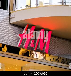 London UK, Oktober 03 2020, H&M High Street Fashion Clothing Retailer Company Logo With No People Stockfoto