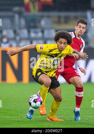 Dortmund, Deutschland. Oktober 2020. Fußball: Bundesliga, Borussia Dortmund - SC Freiburg, 3. Spieltag im Signal Iduna Park. Dortmunds Axel Witsel (l.) und Freiburgs Baptiste Santamaria kämpfen um den Ball. Quelle: Guido Kirchner/dpa - WICHTIGER HINWEIS: Gemäß den Bestimmungen der DFL Deutsche Fußball Liga und des DFB Deutscher Fußball-Bund ist es untersagt, im Stadion und/oder aus dem Spiel aufgenommene Aufnahmen in Form von Sequenzbildern und/oder videoähnlichen Fotoserien zu nutzen oder auszunutzen./dpa/Alamy Live News Stockfoto